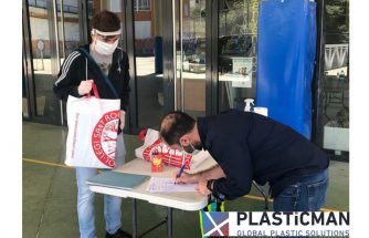 INYECTADOS PLASTICMAN dona pantallas protectoras faciales a los centros educativos Felicidad Bernabeu de Ibi y Sant Roc de Alcoy