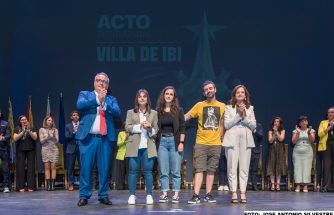 El Acto Institucional Villa de Ibi reconoce a Pedro Prieto
