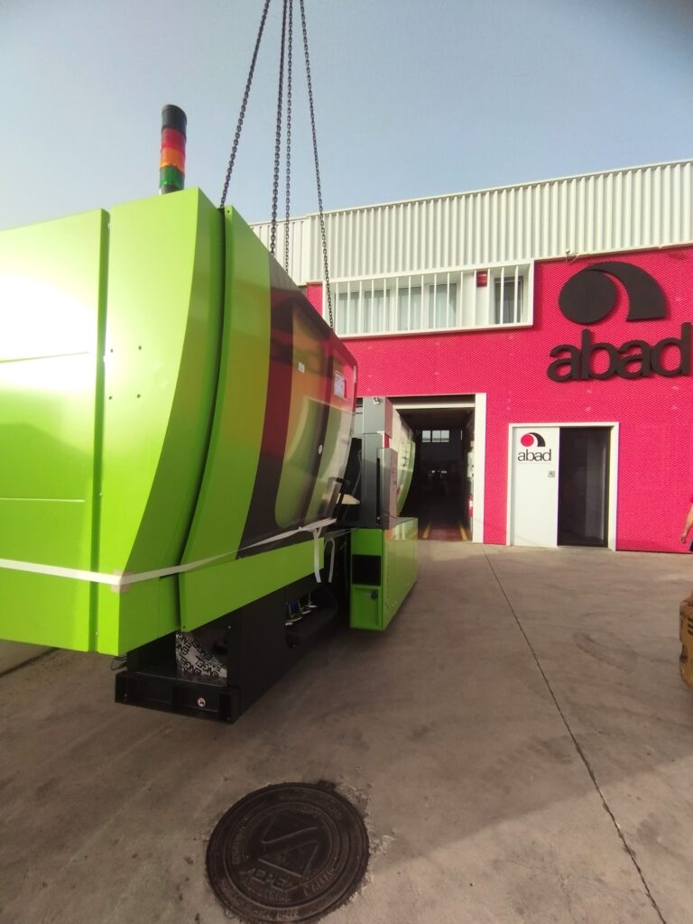 ABAD- Integración De Procesos Industriales, miembro de IBIAE, presenta con orgullo la nueva máquina de inyección Engel de 140 toneladas. Esta incorporación optimiza la precisión y eficiencia en su línea de producción, marcando un hito en la fabricación.